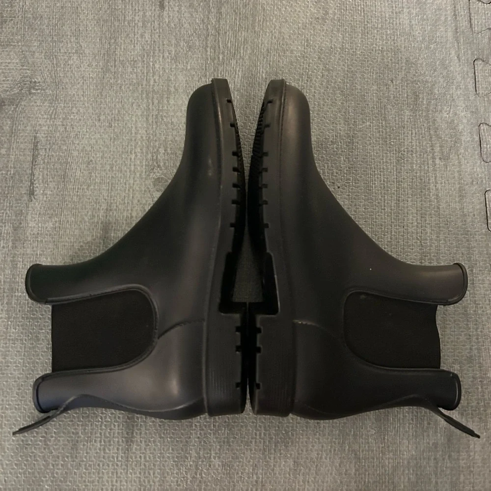 Black Rubber Chelsea Boots size 7.
